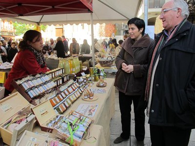 Foto 2. Camps i Barberà han saludat els paradistes de l'edició d'aquest diumenge.