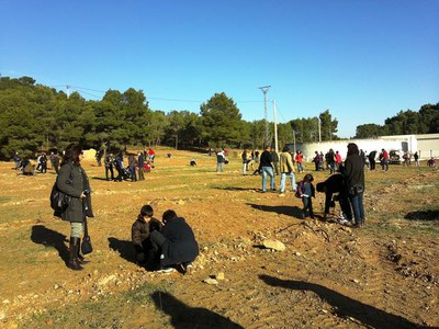 Foto 2. La plantada ha comptat amb la participació dels veïns i veïnes de Sucs.