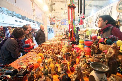 El Mercat de Nadal de Francesc Macià ofereix una àmplia varietat de productes, des de tèxtil, a joguets de fusta o sabons naturals..