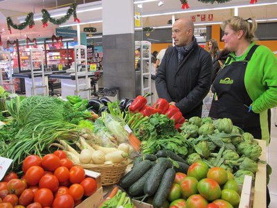 Foto 2. La fruita s’afegeix als productes que ja es poden adquirir al mercat, com peix fresc, bacallà, carn o plats precuinats, entre altres.