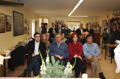 Foto 2. El regidor Oriol Yuguero ha assistit a la missa en honor a la verge, que s'ha fet a les instal·lacions de l'entitat a Alfés.