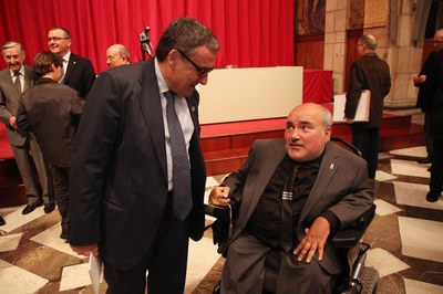 Foto 2. L'alcalde, amb els premiats lleidatans.