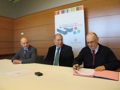 Fotografia de la signatura del contracte.