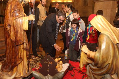 La Llum de la Pau, que vé de Betlem, ha quedat instal·lada al Pessebre de la Paeria..