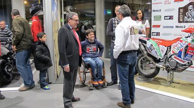 L'alcalde ha saludat el pilot d'Oliana Isidre Esteve..