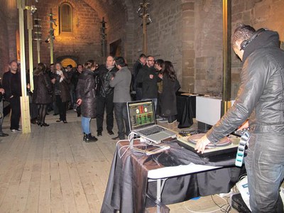 Foto 2. La trobada ha inclòs música electrònica, projeccions multimèdia, dolços i cava.