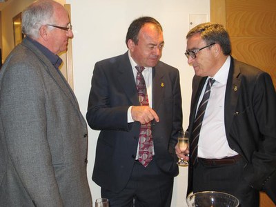 Foto 2. Àngel Ros, amb el president del Consell, Pau Cabré, i el regidor Josep Barberà..