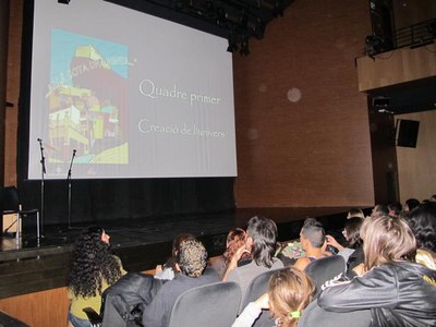 Foto 2. En aquesta trobada s'ha vist la projecció d'Els Pastorets, enregistrada pel Centre Obert Municipal Companyia al Centre Històric.