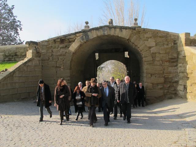 Foto 3. L'alcalde ha visitat aquest matí la Porta del Lleó, que ha quedat oerta al pas de vianants i de vehicles