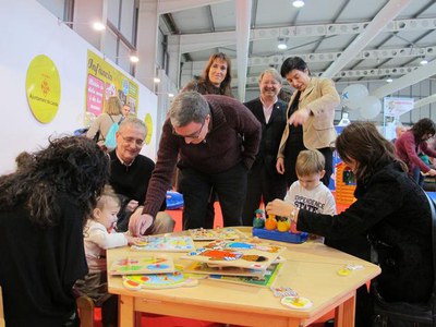 Foto 2. L'alcalde ha visitat el parc, amb diverses propostes municipals, com la ludoteca.