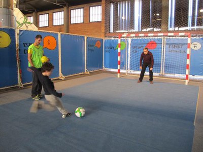 Foto 2. Els nens i nenes que volen participar donen un euros i poden xutar tres vegades.