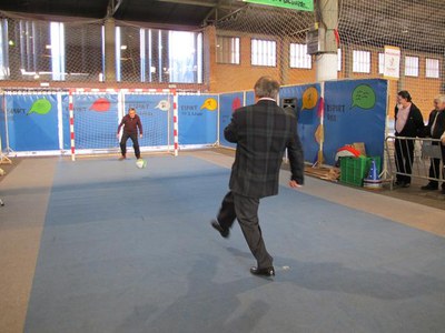 Foto 3. El regidor Paco Cerdà també ha participat i ha xutat a la porteria solidària, amb l'alcalde de porter.