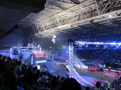 Foto 2. L'espectacle del freestyle ha tornat aquest Sant Esteve al Barris Nord amb l'assistència d'unes 3.500 persones.