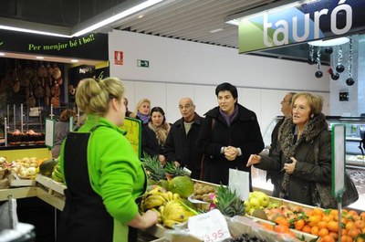 Camps ha visitat la nova fruiteria que s'ha instal·lat a l'illa central del Mercat de Cappont.