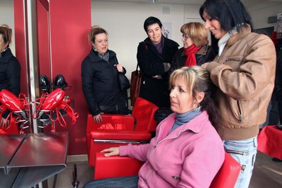 La perruqueria té tres sets de pentinat, dos rentacaps, zona d’espera i serveis.