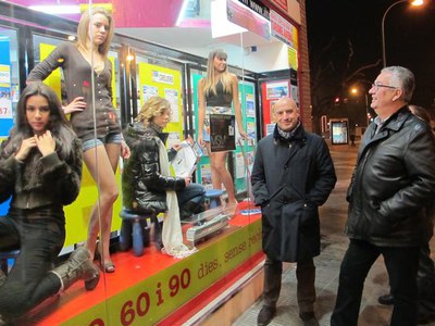 Rafael Peris i Josep Bellera, visitant els Aparadors Vius de la Zona Alta.