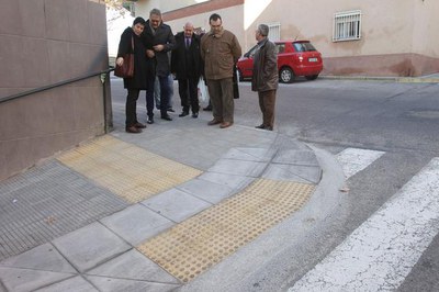 Les obres que s'estan realitzant a l'entorn del consultori mèdic de Magraners permetran millorar l'accessibilitat dels vianants.