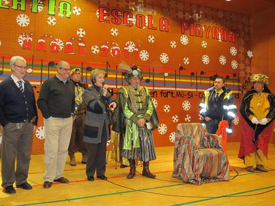 Foto 3. La regidora Dolors Arderiu ha preguntat als infants si s'havien portat bé.