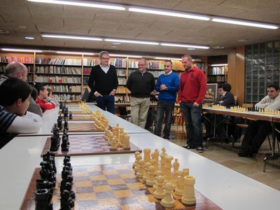 Foto 2. Larrosa, amb Baches i els presidents de l'AV Balàfia, Toni Baró, i del Club d'Escacs Balàfia, Andreu Bergé.