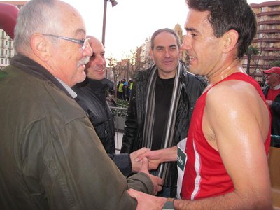 Foto 2. Peris i Presseguer, saludant el guanyador de la cursa atlètica.