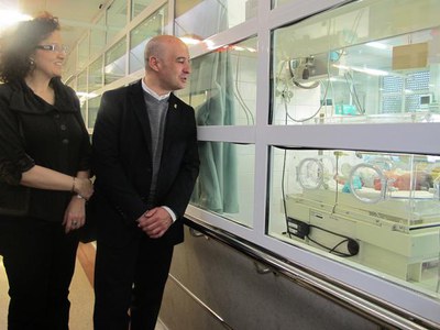 Foto 2. L'alcalde accidental i la regidora han anat a veure al nounat a l'Arnau.