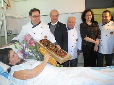 Foto 3. el Gremi de Forners també ha obsequiat la famíllia del primer lleidatà de l'any amb pa i coca de recapte.