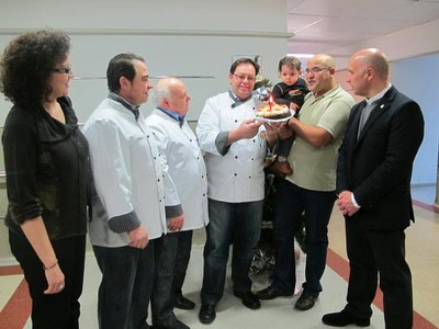 Foto 4. El Kaasem, el primer lleidatà nascut el 2011, ha rebut un pastís del Gremi en el seu primer aniversari.