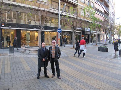 Foto 2. L'alcalde accidental ha visitat aquest dilluns diversos comerços de la Zona Alta i l'Eix Comercial.