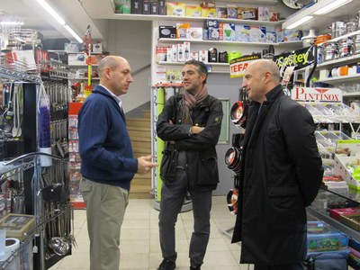 Foto 3. Peris ha fet el recorregut per les botigues de l'Eix amb Carles Fontova.