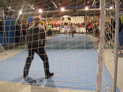 Foto 2. Amb el donatiu d'un euro, els participants poden xutar fins a tres vegades a porteria.