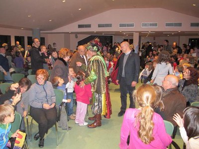 Foto 2. El Camarlenc continua recollint les cartes als Reis dels infants dels diferents barris de la ciutat.