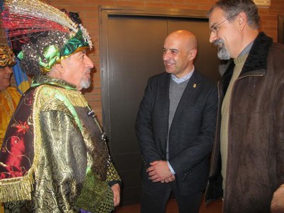 Foto 3. Peris ha donat la benvinguda al Gran Camarlenc, amb Paco Ermengol.