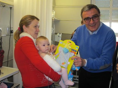 Foto 2. Ros, amb els regidors Castillo i Yuguero, ha visitat els infants ingressats a la planta de pediatria de l'Arnau.
