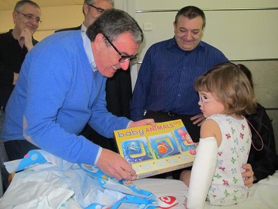 Foto 3. Els petits han rebut amb sorpresa i il·lusió els regals de Reis d'Orient.