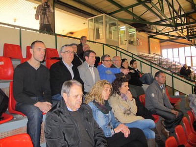 Foto 2. Ros ha seguit el partit des de la llotja del pavelló municipal Onze de Setembre.