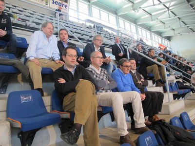 Foto 2. L'alcalde, a la llotja del Barris Nord, amb Edu Torres i els directius del Lobe Osca.