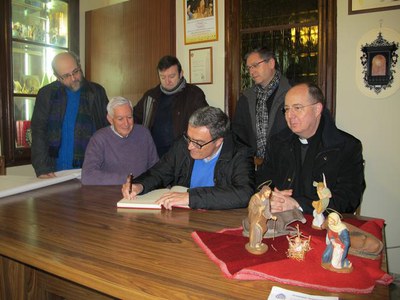 Foto 2. L'alcalde ha estrenat el Llibre d'Honor de l'Agrupació Ilerdenca de Pessebristes.