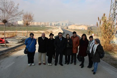L'alcalde ha visitat les obres amb les tinentes d'alcalde Marta Camps i Montse Parra i un grup de veïns de la zona..