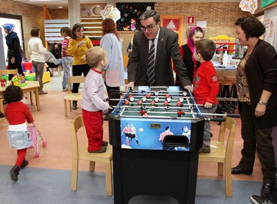 Àngel Ros, visitant els participants al projecte FIL (Família i Ludoteca).