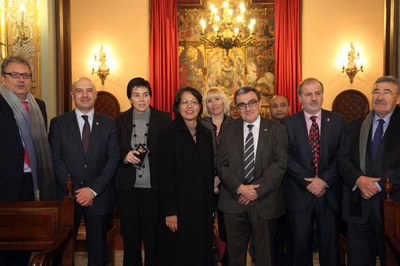 L'ambaixadora ha visitat el saló de sessions i el Saló del Retaule de l'Ajuntament..