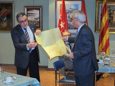 Foto 3. Ros ha obsequiat al Cercle amb un facsímil de la Carta de Població de Lleida.