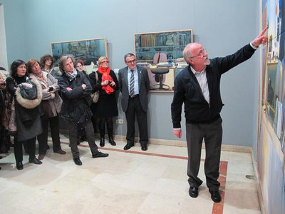 Foto 2. L'artista lleidatà ha mostrat durant la visita guiada la tècnica que empra en la creació i elaboració de les seves obres.