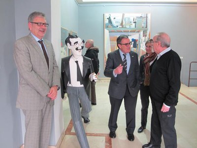 Foto 3. La mostra inclou també una escultura en paper de Groucho Marx d'Ureña.