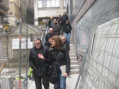 Aquesta actuació, que permetrà millorar l'accessibilitat per als vianants a l'Eix Comercial, finalitzarà a finals del mes de febrer.