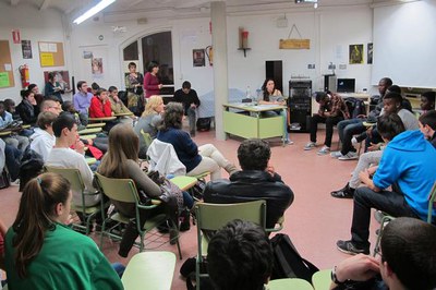 Foto 2. Els mateixos joves que l'han fet han estat els encarregats de comentar-lo als alumnes del Torre Vicens.