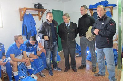 Foto 2. Alonso, amb Paco Cerdà, Jordi Esteve i l'entrenador de l'equip, Javi Rey, al vestidor.
