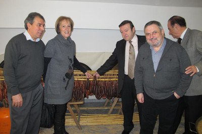 Foto 3. Els comensals s'han emportat després les llonganisses preparades.