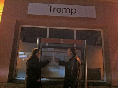 Foto 2. El paer en cap li ha entregat la moció, instant la Generalitat a presentar les mesures necessàries per a la potenciació i l’optimització del ….