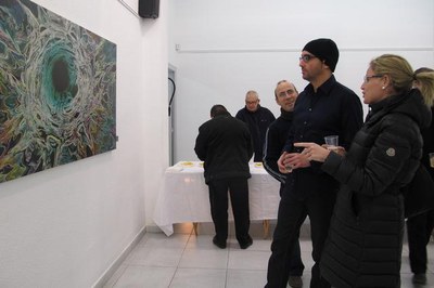 Foto 2. La tinent d'alcalde s'ha interessat per les obres exposades que li ha comentat el mateix autor.