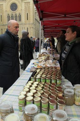 Foto 3. El mercat s'ha celebrat tot i el fred.